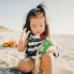 protetor solar e protetor solar em crianças pequenas, menina asiática da criança na praia