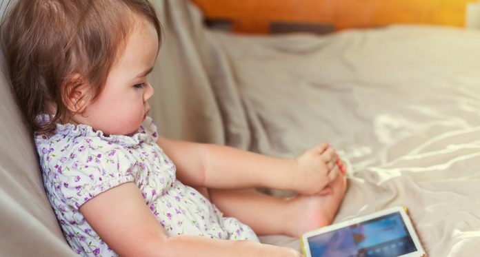 As mães precisam se lembrar dessas 8 precauções quando o bebê assiste a desenhos animados na TV