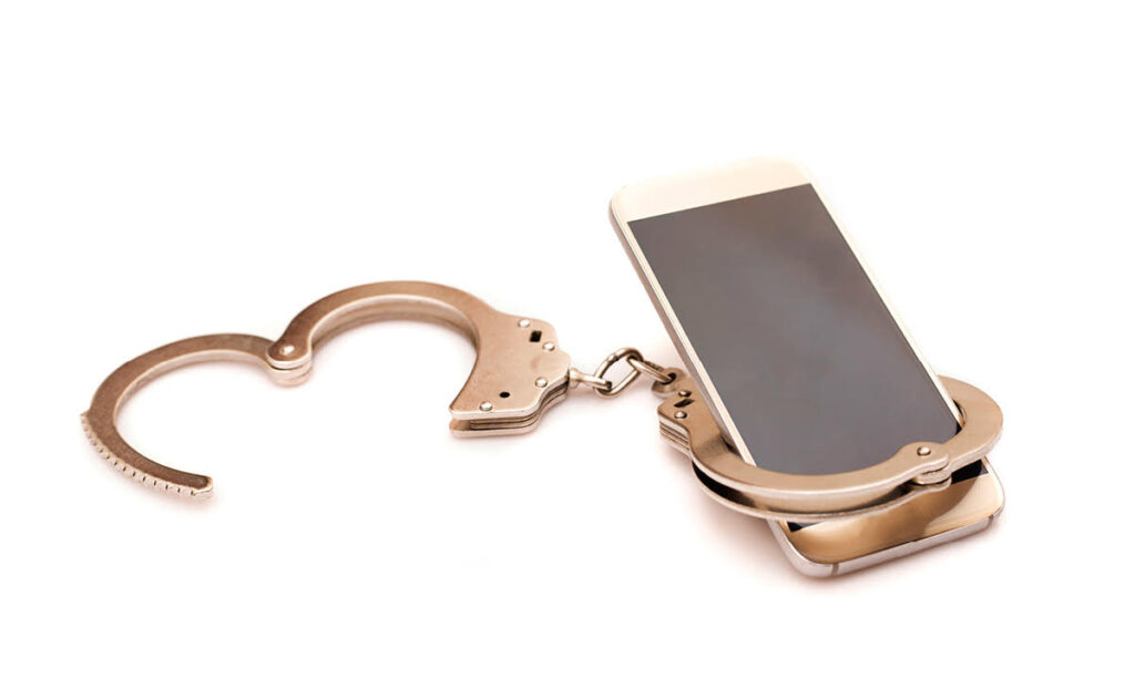 Adolescente de Ohio chama polícia de papai por tirar seu telefone celular