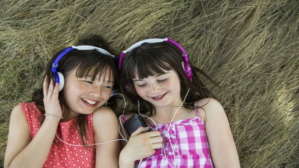 Antes de deixar seus filhos usar fones de ouvido ou fones de ouvido, lembre-se disso