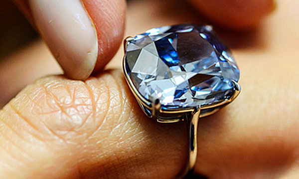 Bilionário derruba milhões em anel de diamante para filha de 7 anos