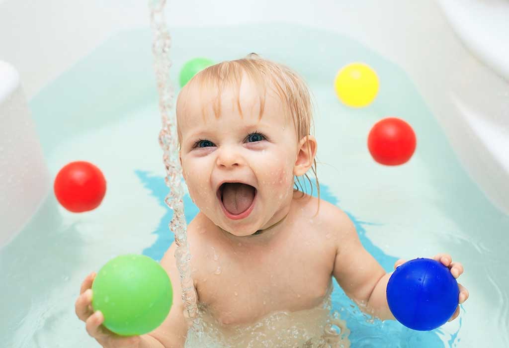 Brincadeiras na água para bebês e crianças pequenas - benefícios e atividades divertidas