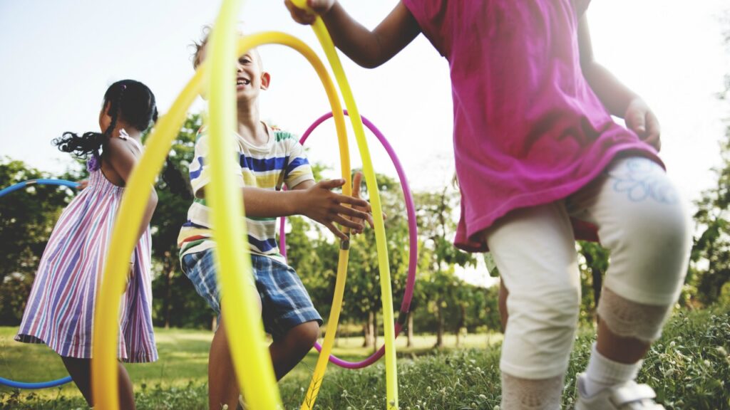 Áreas de recreação comunitária são uma parte necessária da socialização e crescimento da infância