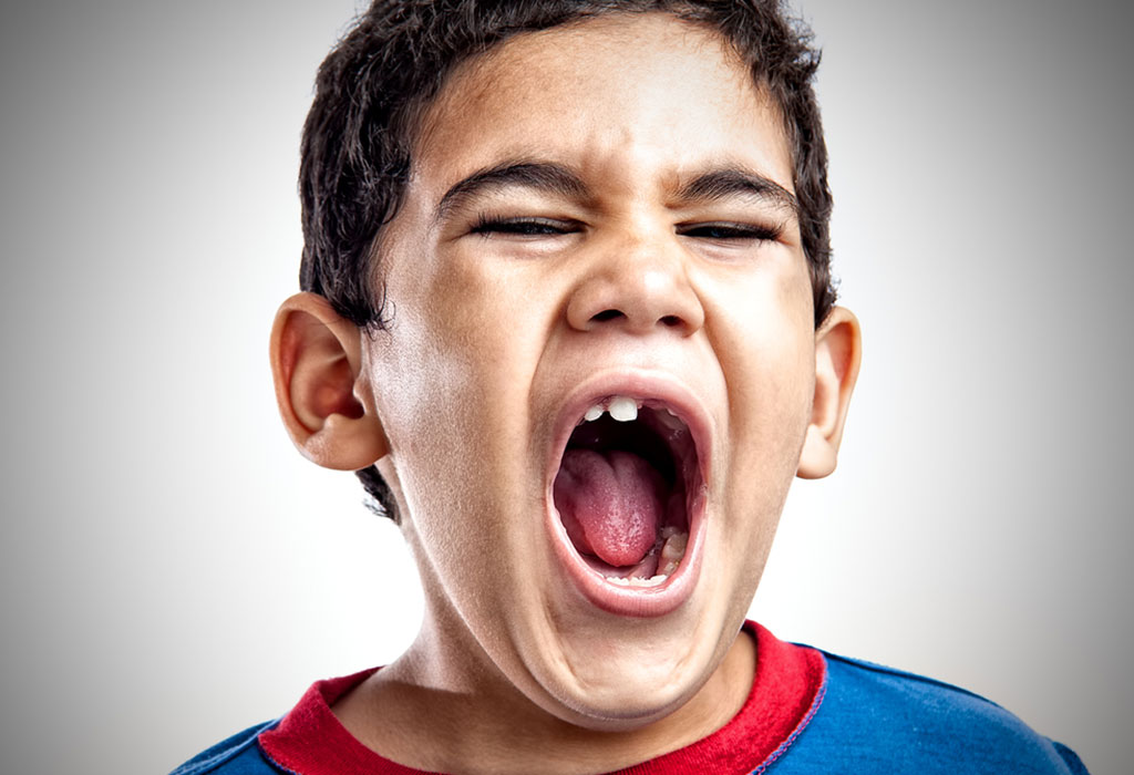 Um garotinho gritando de raiva