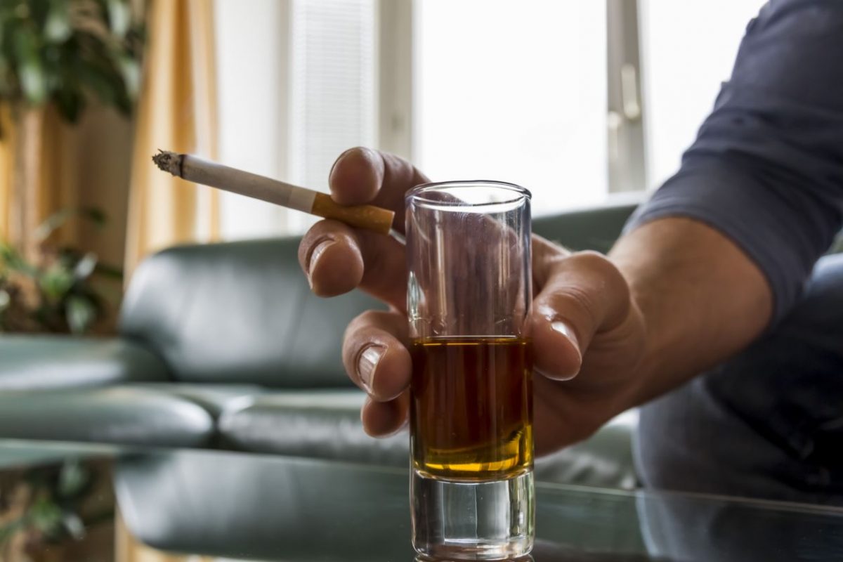Fumantes casuais com maior risco de uso perigoso de álcool