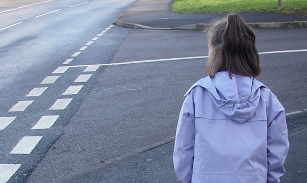 Guarda escolar permite que menina autista de 6 anos volte sozinha para casa