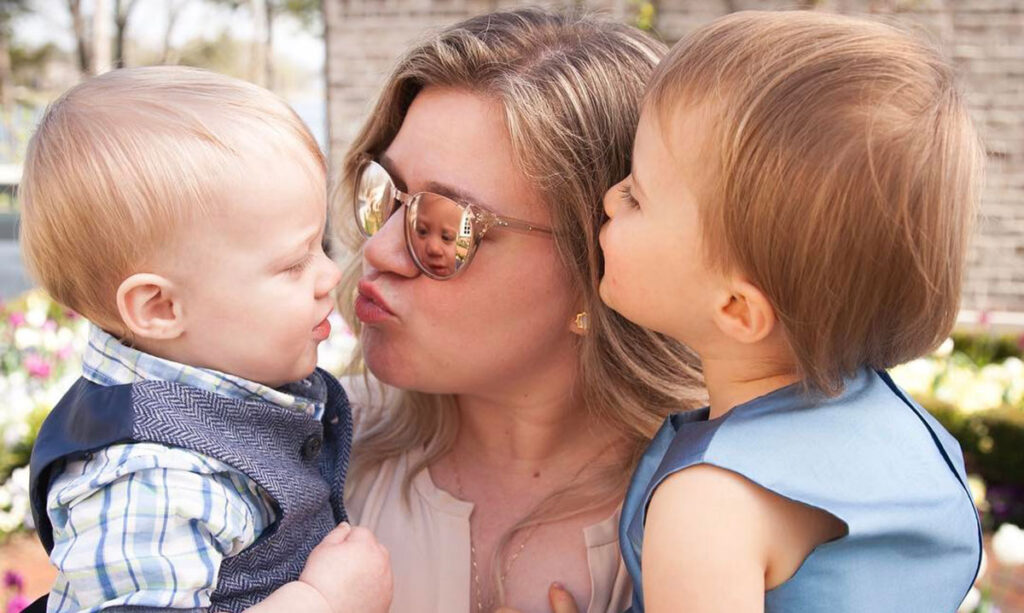Kelly Clarkson admite espancar seus filhos como disciplina