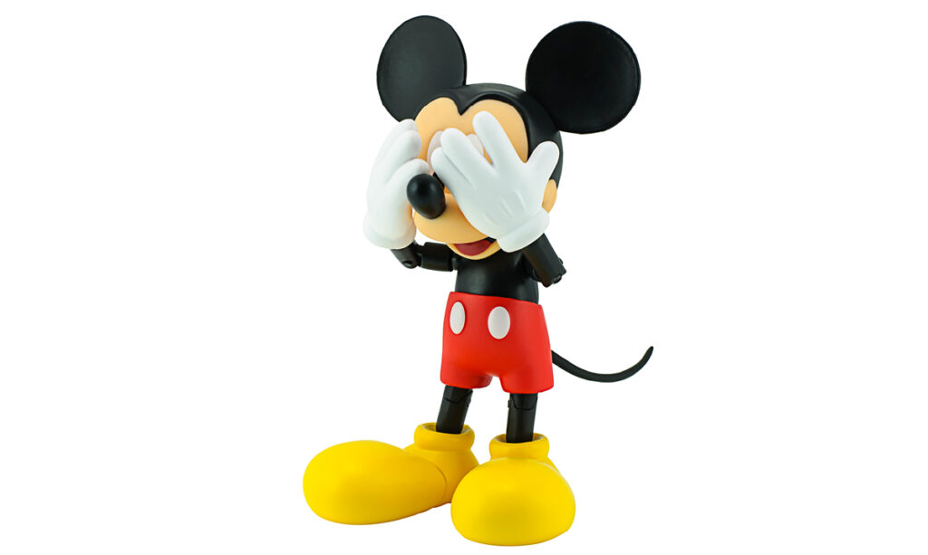 Mãe acidentalmente doa caneca de Mickey Mouse para filho adulto com US $ 6.500 por dentro