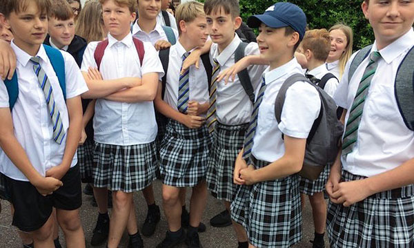 Meninos usam saias para a escola em protesto contra a política de códigos de vestuário