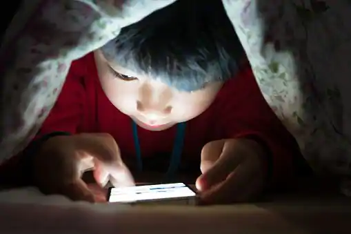 Crianças usando smartphone