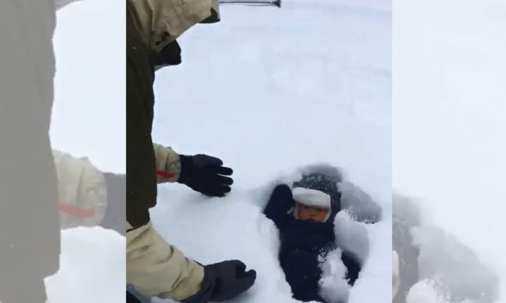 New York Dad acidentalmente Dunks bebê na neve
