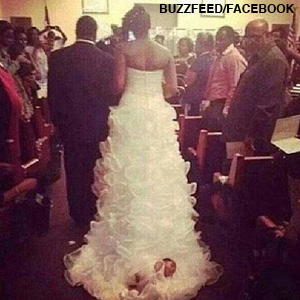 RecÃ©m-nascido 'arrastou' o corredor no vestido de casamento da mÃ£e