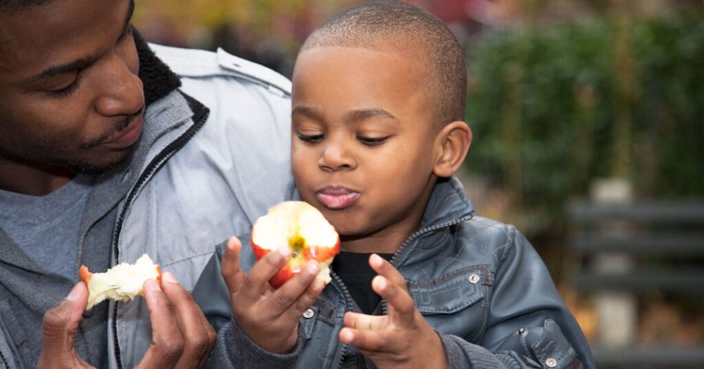 Novo estudo pode oferecer dicas sobre como fazer as crianças comerem frutas e legumes