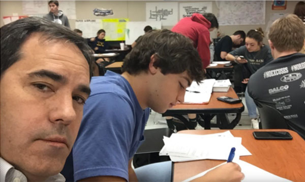 Pai do Texas participa da aula de física do filho e se torna herói da Internet