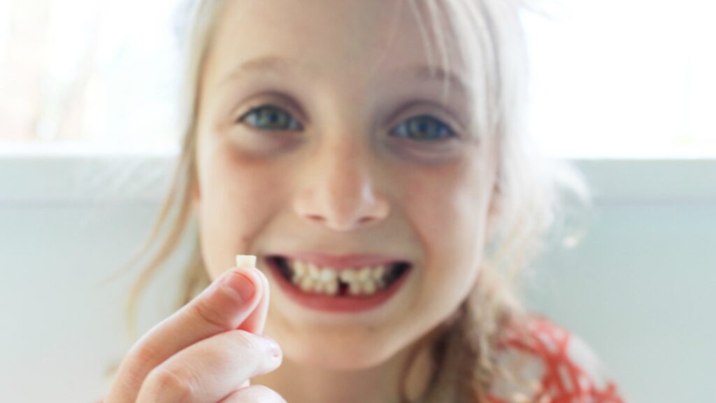 Por que alguns pais estão salvando os dentes de leite de seus filhos nos bancos dos dentes
