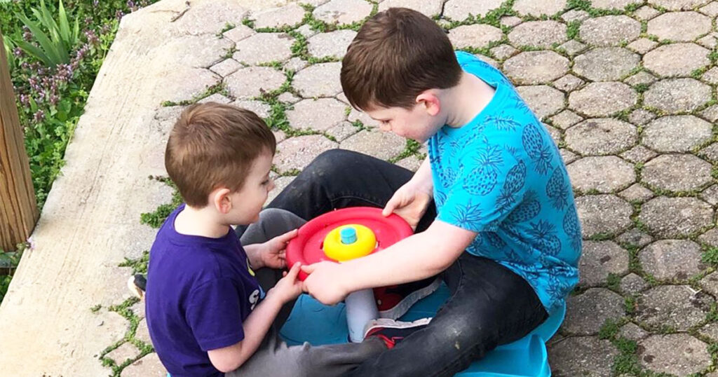 Preocupei-me que o autismo impediria meus meninos de serem melhores amigos