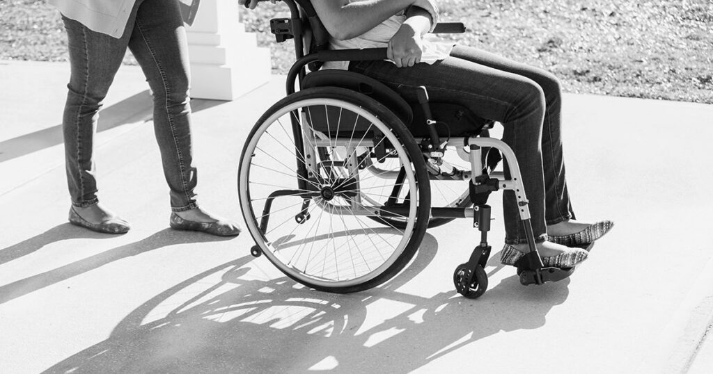 Quando minha filha pré-adolescente começou a usar uma cadeira de rodas, as pessoas começaram a tratá-la de maneira diferente
