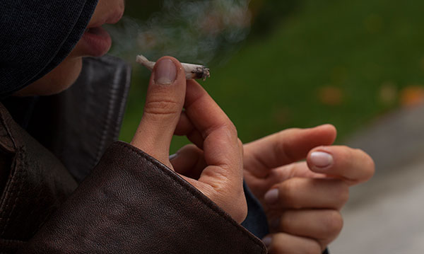 Sneaky Ways Adolescentes fumam maconha e o que os pais devem fazer