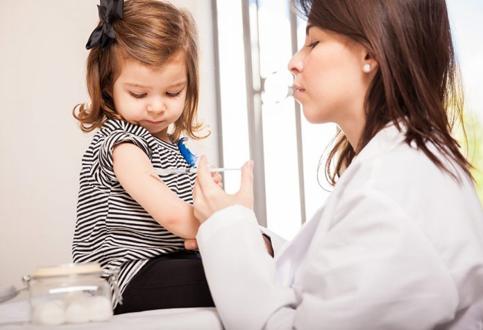 CrianÃ§a recebendo vacinaÃ§Ã£o