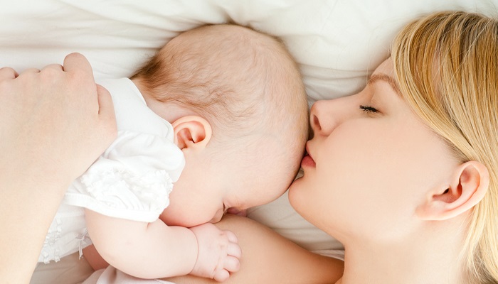 O que diabos é 'mamas dormindo' e por que pode ser um salva-vidas para as mães que amamentam?